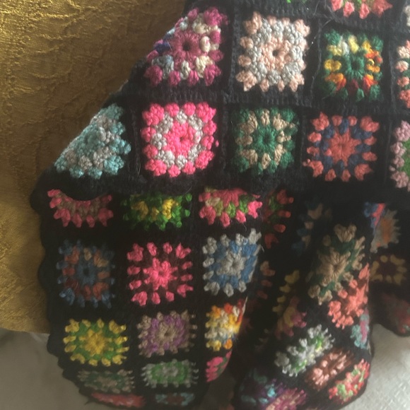 Granny Throw, Small Colorful Squares Bight Black. Gorgoues!  Great Conditon. - Picture 4 of 9